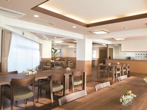 「ニチイホーム 中馬込」のリビング&ダイニング。広々とした開放感のある食堂。