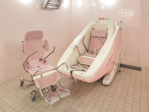 「ニチイホーム 中馬込」の特別浴室。入浴の介助用設備がある。