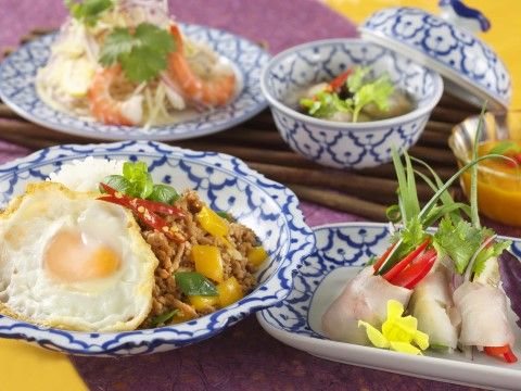 ガパオや生春巻きなどがアジアン食器に盛られている食事
