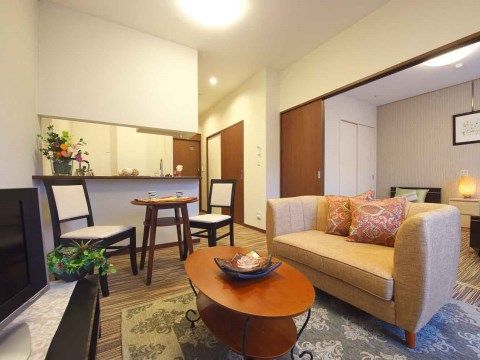 高級マンションのような居室である。ソファやテーブル、テレビなど、自宅にいる時と同じような雰囲気で寛ぐことができる。