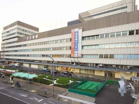 徒歩で利用できる最寄り駅はJRの大きなターミナル駅である。さまざまな方面へ行ける利便性は、お出かけの際にとても役に立つ。