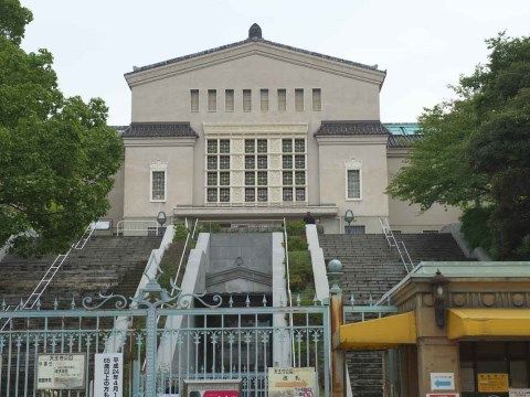 大きな公園内にある美術館は、周辺の賑やかな街並みと対照に、静かで落ち着いた空間を過ごすことができる。