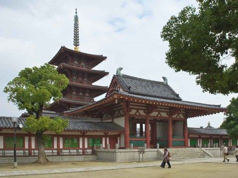 散歩などの立ち寄りスポットの一つに大きな寺院がある。五重塔がそびえ、流れる静かな空気が癒しを与えてくれる。