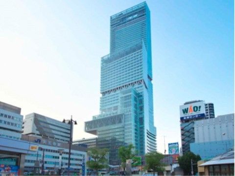 新しい建築物と、古い建築物が混ざる魅力的な街である。買い物や散策が楽しめ、飽きることのない日々を過ごすことができる。