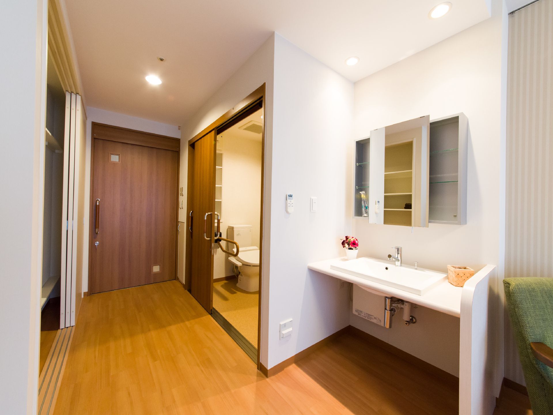 部屋には、トイレ、洗面台、クローゼットが設けられている。部屋とトイレの扉は引き戸タイプになっている。