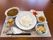 食事はランチョンマットの上に配膳される。真ん中にご飯、ご飯を囲むようにカレールー、サラダ、スープ、デザートなどがある。