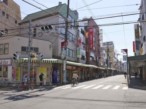 施設の近所には古き良き商店街が広がっており、お散歩やウインドーショッピングに最適な場所となっている。
