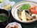 施設では栄養のバランスが考えられた食事が提供されており、焼き魚にトマトやレモンをつけたもの、小鉢に味噌汁などが作られています。