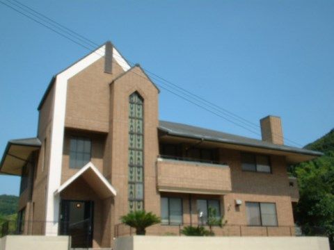 三角屋根がさまざまな向きに乗っている教会のような外観の建物