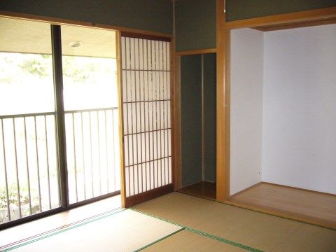 居室は、和室のタイプもご用意している。床の間があるので、お気に入りの物を飾るなどして、自由にご利用いただける。