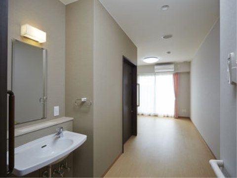 居室は、明るく広い設計となっている。車椅子のまま入れるトイレや、洗面台が備え付けられており、安心して暮らすことができる。