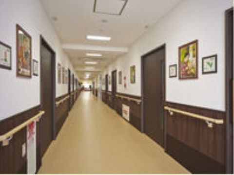 車椅子同士が楽にすれ違える道幅のある廊下には手すりも設置してあり、入居者様が安心して通行することができる。