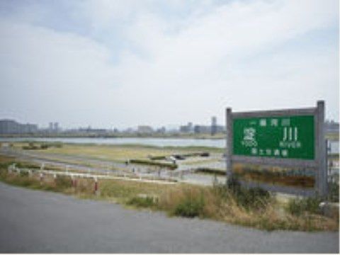 施設近くには大きな川があり、夏には河川敷で花火大会が開催されるので、大きな花火を楽しむことができる。