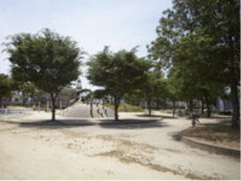 家族連れが多く訪れる、大きな憩いの公園が施設の徒歩圏内にある。自然豊かな公園の散歩を気軽に楽しむことができる。