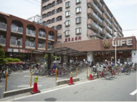 近くには、多くの店舗を展開するスーパーがあり、徒歩で行くことができる。入居者様は、生活必需品を購入することができる。