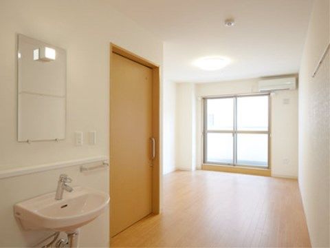 白と木目調を基調にした居室は、窓が設置されており陽射しが入り明るい。エアコンも完備され一年を通して快適にお過ごしいただける。