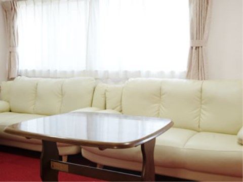 窓から陽射しが入っている談話スペースには、ゆったり腰掛けリラックスしながらご歓談できるソファーを設置している。