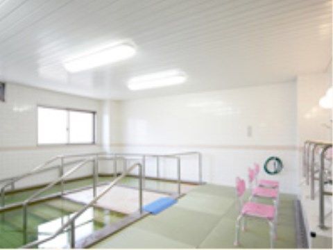 浴室は畳敷きで安全性があり、いぐさの香りに癒される。手すりやバスチェアーを設置しており、安心して入浴をお楽しみいただける。