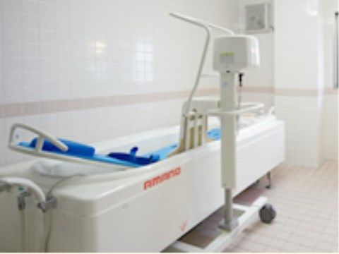 寝たままの姿勢で安心して入浴をお楽しみいただける介護入浴機器である。高齢で介護度が高い入居者様の身体への負担軽減になる。