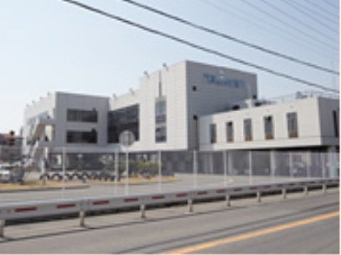 アクセス良好な環境に位置する施設である。大型ショッピングモールや自動車教習所、商業施設が点在している。