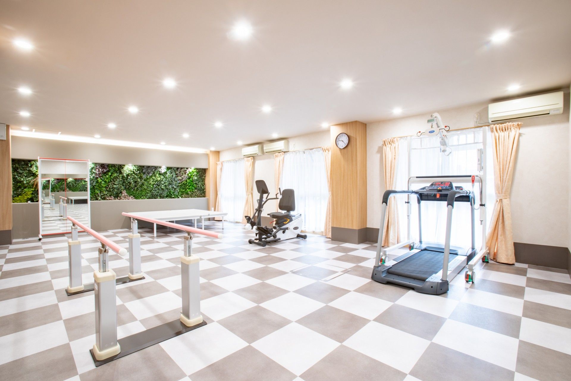 スタッフが働くオフィス空間