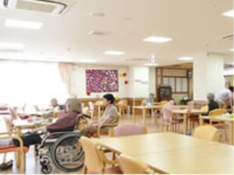 少人数で座れるように、真四角の木製テーブルセットが並んだ食堂。十分な間隔で配置されているので、車椅子をご利用の方もスムーズに移動できる。