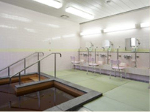 畳敷きの広い洗い場がある。石造りの大きな浴槽には、手すりに掴まり入浴する。シャワー台は３台あり、両側に手すり付き。