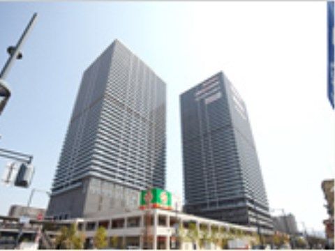 ２棟の高層ビルの間に、２階建てのスーパーがある。食料品や日用品のほか、書籍や薬も扱っており、必要な時に買いに行ける。