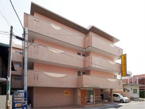 ピンク色の建物の外観