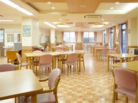 食堂には複数の窓があり、外の景色を眺めることができる。テーブル、椅子が並べられた周りには車椅子をご利用の方でも通れるほどのスペースがある。