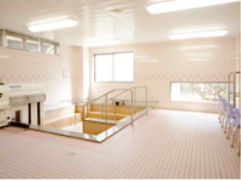 浴室は複数人で入ることができる広さである。洗い場には座って身体を洗っていただけるように介護用シャワーチェアーが置かれている。