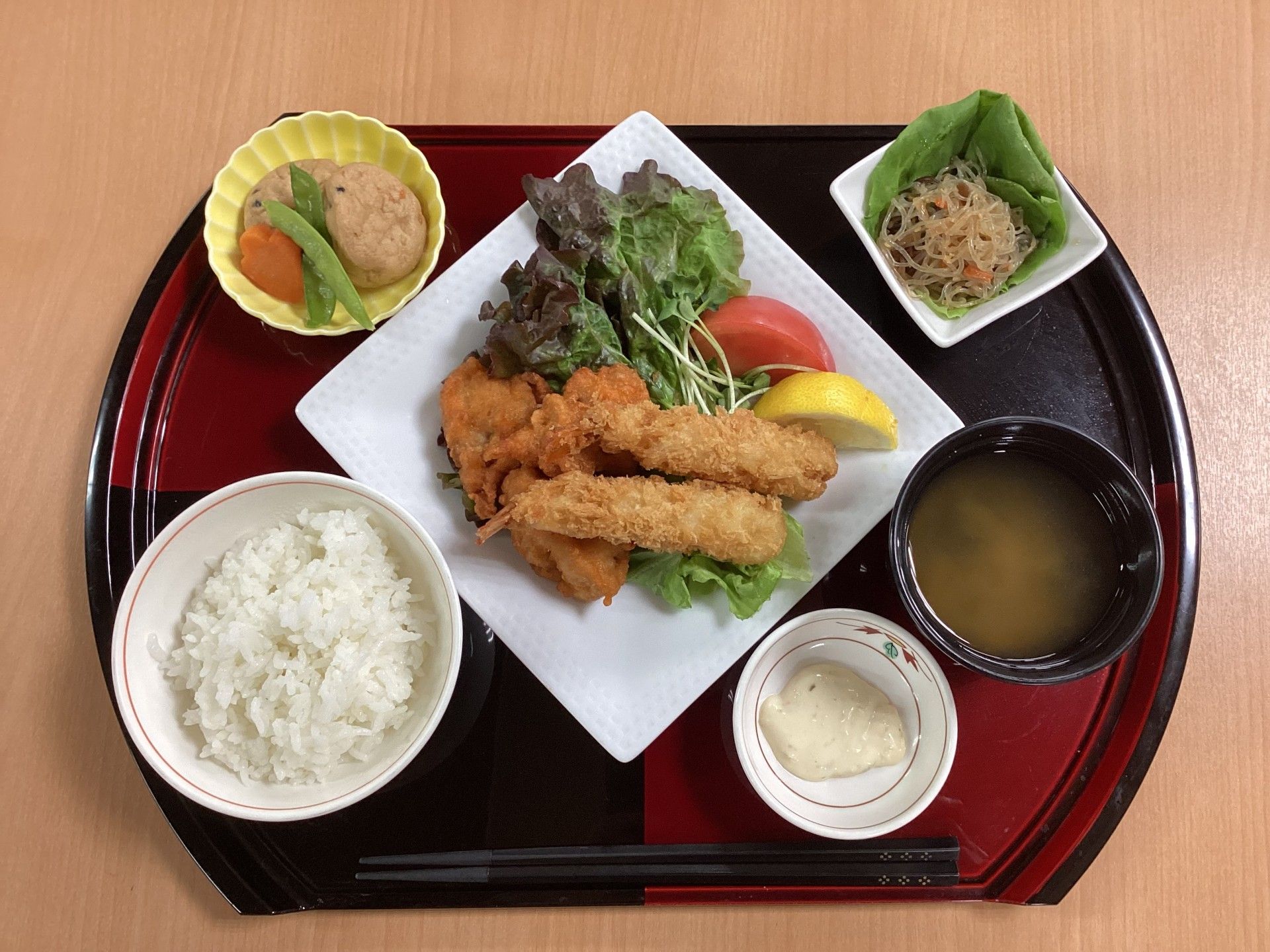 彩り豊かな食事の膳