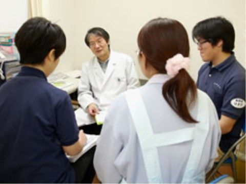 スタッフと話す入居者