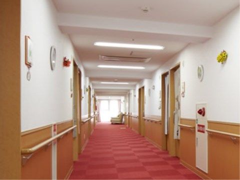 廊下は、照明で明るく照らされており、両側の壁に手すりが備え付けられている。車椅子をご利用の方が楽に移動できるように幅が広くなっている。