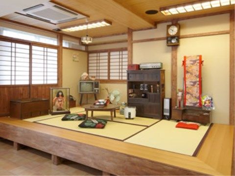 昭和初期を思わせる畳の間が作られており、柱時計、鏡台、ブラウン管ＴＶなど、古き良き時代を思わせる癒しのコーナーがある。