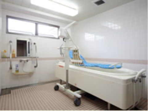 介助が必要な入居者様のために、機械浴室が完備されている。スタッフの補助の元、シャワーや浴槽につかることも可能である。