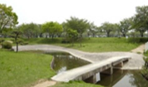 徒歩圏内には、橋のかかった池や遊歩道のある、大きな公園がある。健康のためにゆったりと散歩を楽しむことができる。