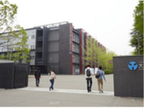 道をはさんだ施設の目の前には、国内でも有数の大規模な総合大学がある。周囲には緑があり、開放的な雰囲気である。