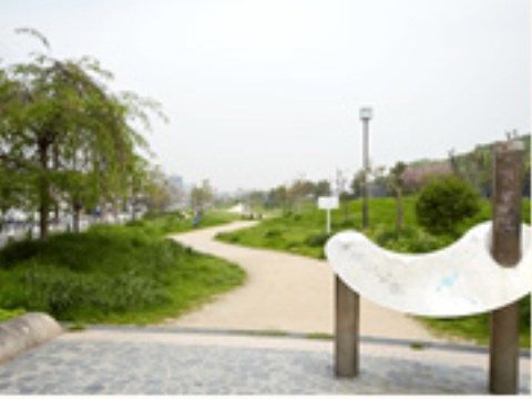 施設から、徒歩圏20分のところに古墳のある大きな公園がある。健康のため、古代に思いを馳せながら散歩を楽しむことができる。