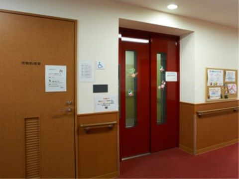 赤い扉のエレベーターが設けられている。車椅子や足の不自由な方でも各階へスムーズに移動することができる。