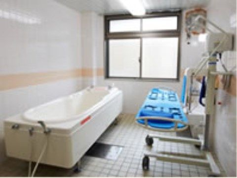 要介護度の高い入居者様でも安全に入浴することができる機械設備が完備された浴室。清掃されており清潔に保たれている。