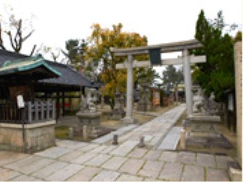 施設近くにある神社である。立派な鳥居が建っている。神殿までまっすぐ石畳が伸びており、散歩がてらお参りできる。