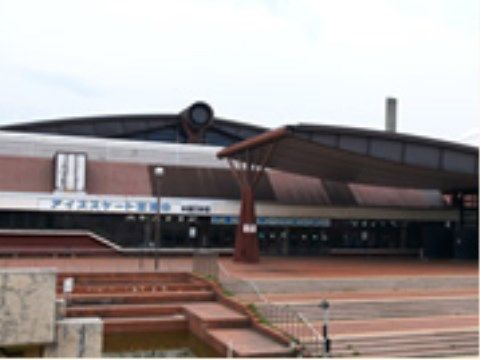 スポーツセンターが施設近くに立地している。階段には手すりがついており、玄関近くに大きなひさしが設置されている。