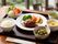 彩り豊かな食事のトレー