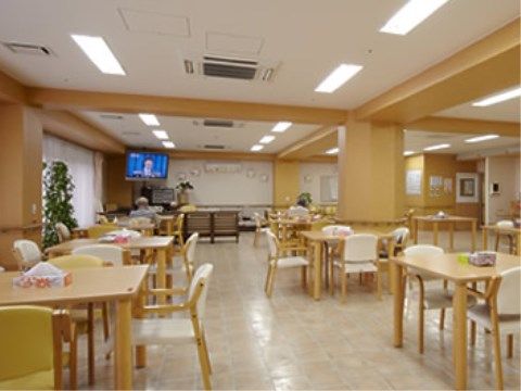 広い食堂には２人掛けや４人掛けのダイニングセットが間を空けて並んでいる。室内の壁や柱には手すりがある。