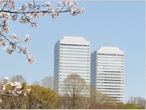施設からは高層タワーが見える。周辺には自然に囲まれた公園もあり、散歩などで利用できるので、入居者様はリフレッシュできる。