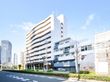 白い建物の外観
