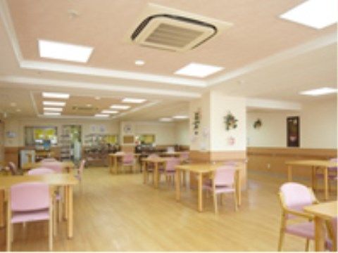 食堂は広々としており、テーブル、椅子が並べられた横側は車椅子をご利用の方が通りやすいようにスペースが空けられている。