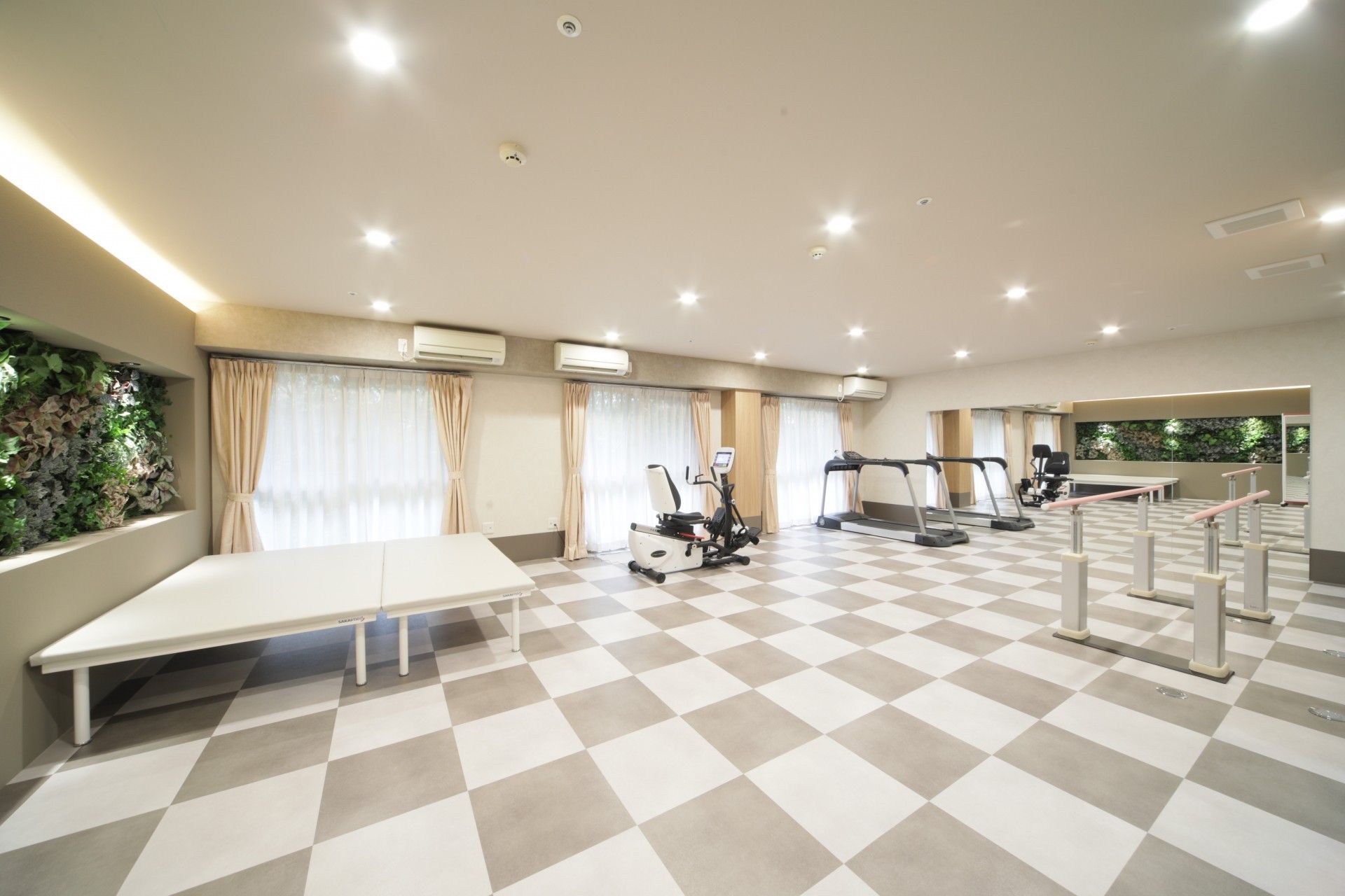 運動器具が並ぶ広い部屋