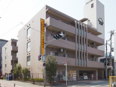 施設はブラウンの外壁になっており、４階建ての建物である。周りには木々が植えられており、自然に触れることができる。